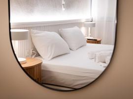 LUX Hotel 5 mins walk from port of Piraeus and metro station，位于比雷埃夫斯的酒店