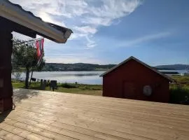 Cabin with sea view, northern lights and midnight sun