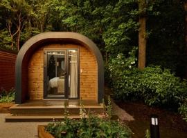 Luxury B&B Woodland Pods at Moddershall Oaks，位于斯通的酒店