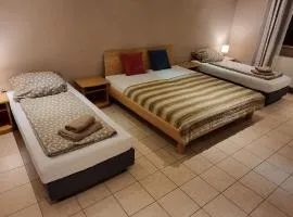 Altenstadt Basecamp 60 - für Gruppen & Familien - helle 2-Zi-Souterrain-FeWo - nahe Frankfurt & Hanau - kostenlose Parkplätze