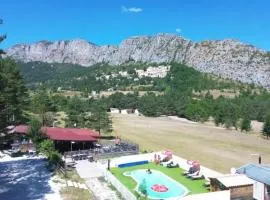 ZEcamping 2 avec piscine restaurant vue sur le village de Saint Auban