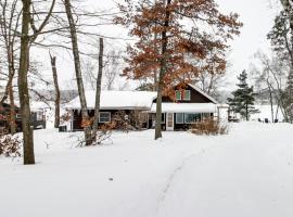 Rice Lake Lodge and Cabin with Dock Fire Pit Views，位于布雷纳德的酒店