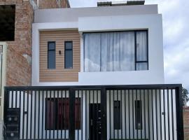 Casa moderna, amplia y acogedora Valentina，位于洛哈的酒店