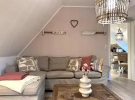 Sky & Sand Homes Strandläufer I Stilvolle Wohnung unter Reet in SPO mit Parkgarten