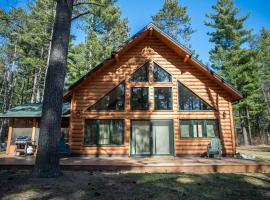 Rustic Luxury - Bent Paddle - Parking - Fast Wi-Fi CB14，位于Babbitt的酒店