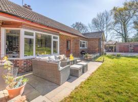 4 Bed in Godalming oc-b30296，位于胡克的酒店