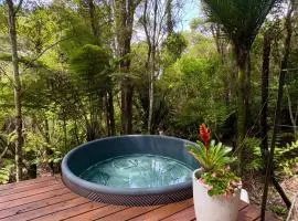Tui Bush Chalet and Hot tub