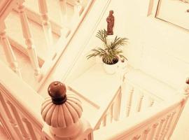 Hotel des Dauphins，位于Domarin的酒店