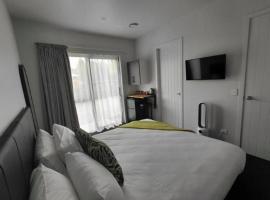 Korari Room at Schist Rock Home，位于Omakau的酒店