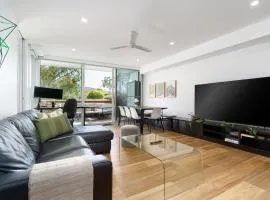 Quiet Modern Apartment in Prime Location - Hosted by Canstay