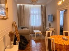 Luna Lux Central Apartment - One Bedroom, Living & Full Kitchen