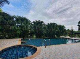 Phuphayot Resort，位于Huai Yot的带热水浴缸的酒店