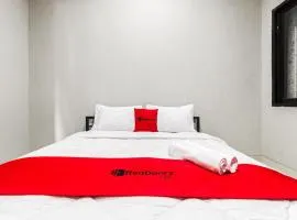 RedDoorz near Puri Indah Mall
