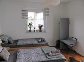 #1Gemütliches ruhiges sonniges Balkonzimmer mit Gemeinschaftsbad W-Lan Airport nah Late Night Check in Haus Nr 9,5