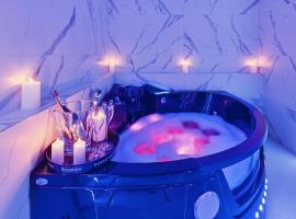 Jacuzzi LoveAparts Marki Romantic Getaway，位于马尔基的酒店