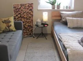 #2 Komfortables großzügiges Gästezimmer mit Gemeinschaftsbad W-Lan Airport nah Late Night Check in Haus Nr 9,5