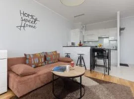 Unique Apartment with Balcony in Warsaw by Noclegi Renters