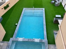 The Hive Boutique Hotel Double Queen Room 106，位于斯卡伯勒的酒店