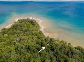 East Beach Cottage Sandy Secluded 3 King Beds，位于Omena的酒店