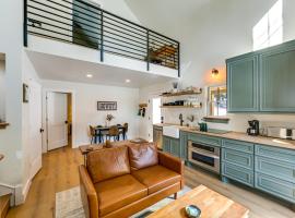 Brand-New Cabin 5 Wooded Acres, 4 Mi to Ligonier!，位于Ligonier的酒店