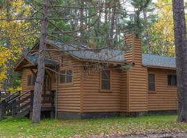 Traditional Cabin - Spacious Retreat - Parking - High Internet - CB01，位于Babbitt的酒店