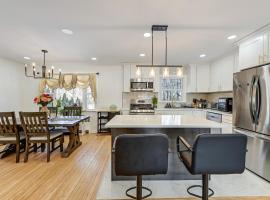 Easy Transit to NYC! Sleek North Shore Hideaway，位于Huntington Station的酒店