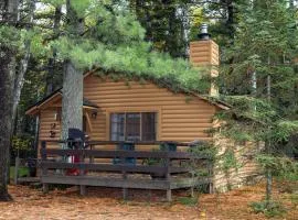 Hidden Gem - Traditional Cabin - 2 Bedroom - Parking - Wi-Fi Netflix CB02