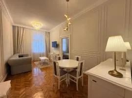 Luna Lux Central Apartment - One Bedroom, Living & Full Kitchen