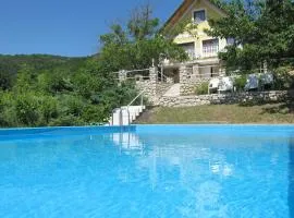 Holiday Home Traditionelle Villa mit Pool und Ausblick by Interhome