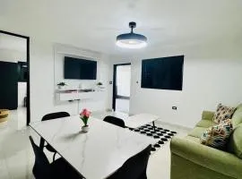 Sleeps 6 Luxe 2BR Apt Prime Location Free Parking