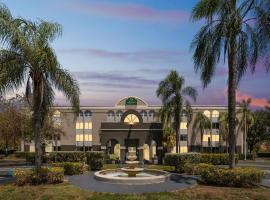 迈阿密湖拉金塔旅馆及套房，位于迈阿密湖的酒店