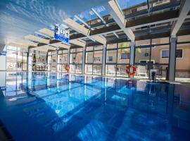 拉蒙套房智能酒店，位于米茨佩·拉蒙的带泳池的酒店