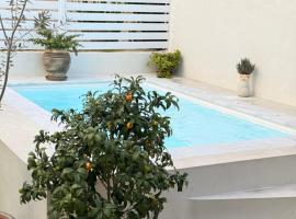 Myronos suite with jacuzzi，位于比雷埃夫斯的酒店