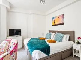 The Sant Bank, central, contractors friendly, 1 bed, sleep up to 4, modern, near beach