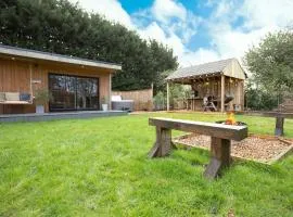 City to Country Retreat Luxury Lodges with Hot Tub, BBQ, Fire Pit