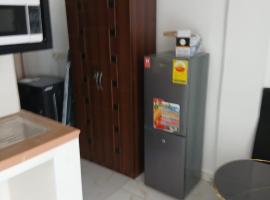 Studio Apartment atThe Mahama Road near Tse Addo Roundabout，位于Trofwi的带停车场的酒店