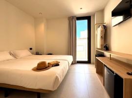 Hugo Beach Hotel & Apartments，位于甘迪亚的酒店