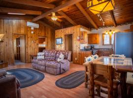 Stylishly 2 Bedroom House - Traditional Cabin - Lake View - Smart TV - CB05，位于Babbitt的酒店