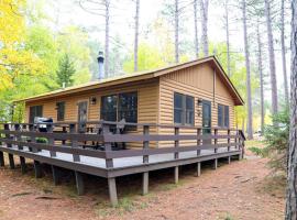 Cozy 3 Bedroom House - Prime Location - Birch Lake - Parking - CB06，位于Babbitt的酒店