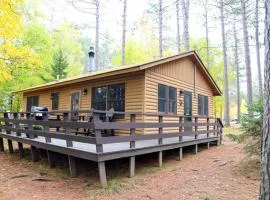 Cozy 3 Bedroom House - Prime Location - Birch Lake - Parking - CB06