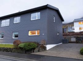 Bright Hillside House with Views，位于克拉克斯维克的酒店
