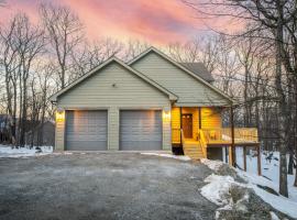 Spacious Family Retreat-Hot tub & Game Room，位于Wintergreen的酒店