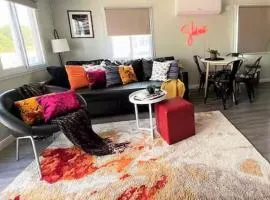 SHIRAZ, 2-Bed, cosy cabin, close to centre of Heathcote