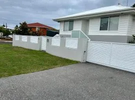 Entire Attached Granny Flat Home - Sleeps 4