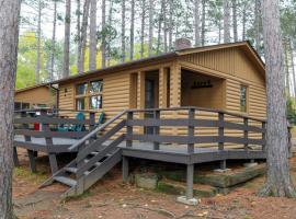Honeymoon Cabin - One Bed Retreat - Parking - Netflix CB07，位于Babbitt的酒店