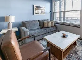 Landing Beautiful 1BD Gym Courtyard