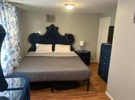 Grove 3- King Bed with Private Bathroom