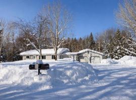 Husky Hideaway Near Pictured Rocks & Trail 8，位于Shingleton的酒店