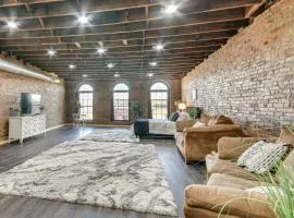 Jacuzzi Tub & Full Kitchen: Dowtown Hannibal Loft