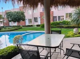 Casa con alberca compartida y jardín privado para vacaciones en Xochitepec